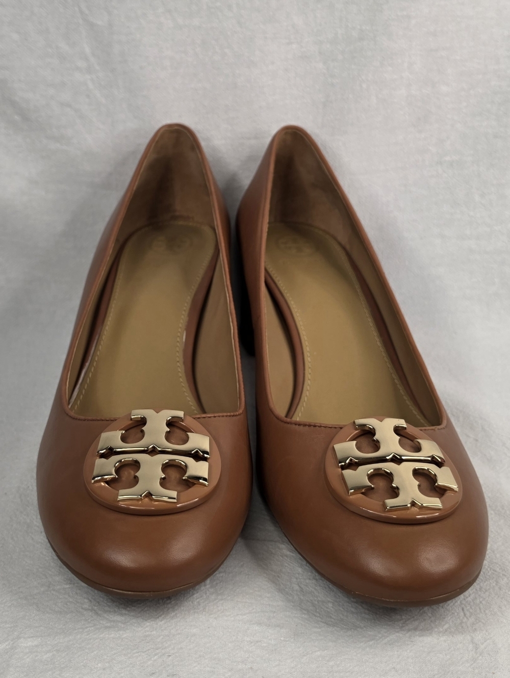 Tory Burch Tan Leather Gigi Block Heel Pumps Gold Double T Logo Size 9.5 - Picture 9 of 10